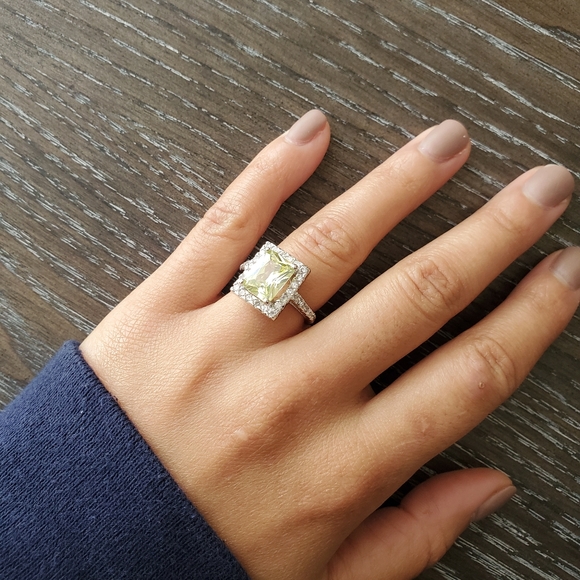 Canary yellow cushion cut diamond - Picture 3 of 12